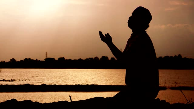 Muslimische-Männer-sind-für-die-Segnungen-von-Gott-beten.
