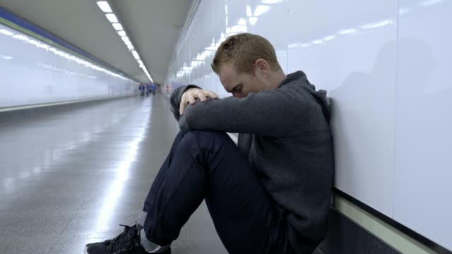 Deprimierter-junger-Mann-auf-der-Suche-zerstört-verschwendet-und-traurig-unter-Depressionen-und-emotionale-Krise