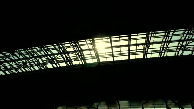 die-Sonne-scheint-durch-das-Dach-des-Pavillons-Flughafen