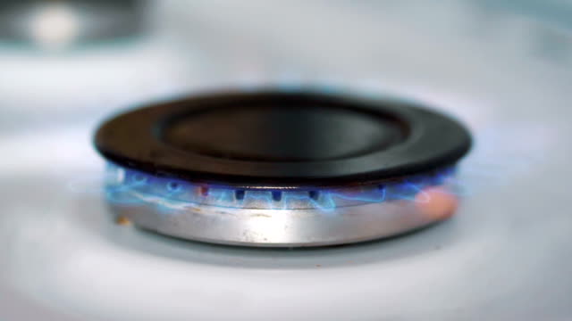 Burnning-gas-from-a-gas-stove-in-slow-motion-180fps