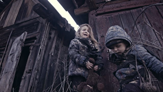 Hungrige-obdachlose-Kinder-in-der-Nähe-der-Ruinen.-Flüchtlinge