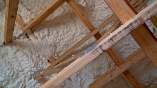 Errichtung-der-Decke-Schaum-Isolierung-im-Dachgeschoss