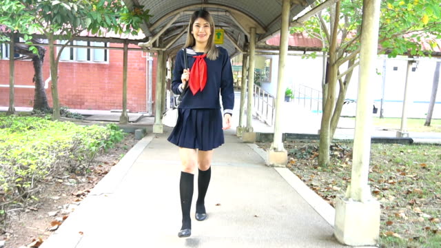 Frau-mit-japanischer-Student-Kleid