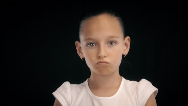 Porträt-wütend-Teenager-Mädchen-ballte-die-Fäuste-machen-Kick-mit-Bein-auf-schwarzem-Background