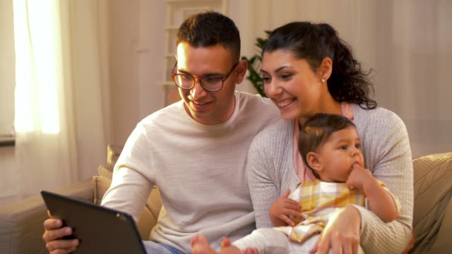 Familie-mit-Tablet-pc-mit-video-Anruf-zu-Hause