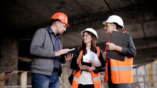 Chief-engineer-on-site-discussing-construction-issues-with-the-customer