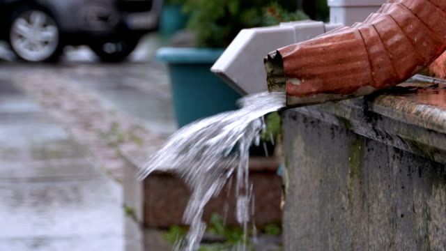 Wasser-Leitung-während-des-Regens