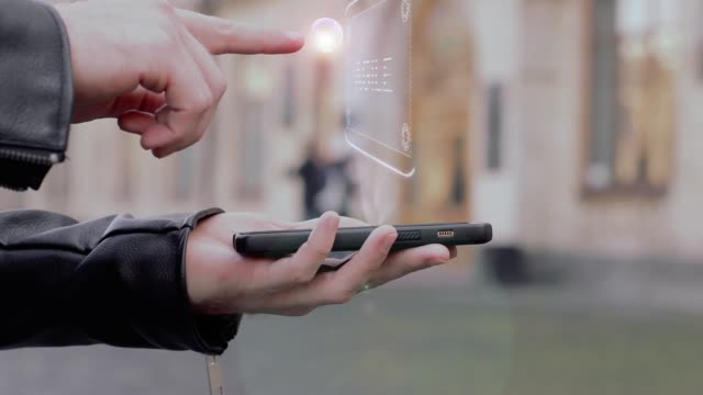 Männliche-Hände-zeigen-auf-Smartphone-konzeptionelle-HUD-Hologramm-Agile