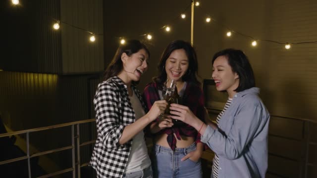 señoras-asiáticas-tostado-vino-en-la-fiesta-de-barbacoa