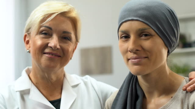 Porträt-von-Onkologen-und-Krebs-Patienten,-professionelle-Hilfe,-Vergebung