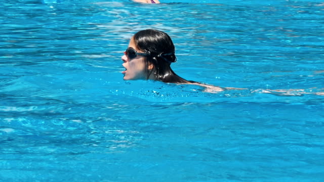 Sinnliche-junge-Frau-Entspannung-im-Schwimmbad.