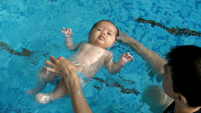 Bebé-aprendiendo-a-nadar