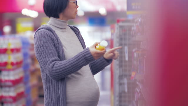 Pregnant-asian-woman-shopping-in-the-market