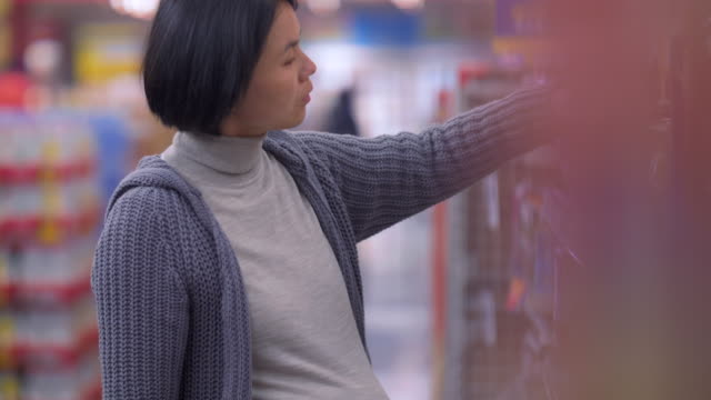 Pregnant-asian-woman-shopping-in-the-market