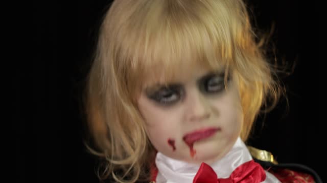 Dracula-Kind.-Mädchen-mit-Halloween-Make-up.-Vampir-Kind-mit-Blut-auf-ihrem-Gesicht