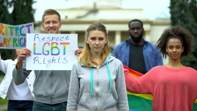 Aktivisten,-die-Plakate-und-Regenbogensymbole-aufhängen,-Kundgebungsmarsch-für-LGBT-Rechte