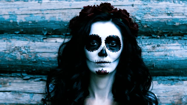 Die-junge-Frau-mit-Make-up-für-Halloween-auf-dem-Hintergrund-der-Holzwand.-4K