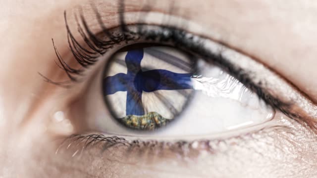 mujer-ojo-verde-en-primer-plano-con-la-bandera-de-Finlandia-en-el-iris-con-el-movimiento-del-viento.-concepto-de-vídeo