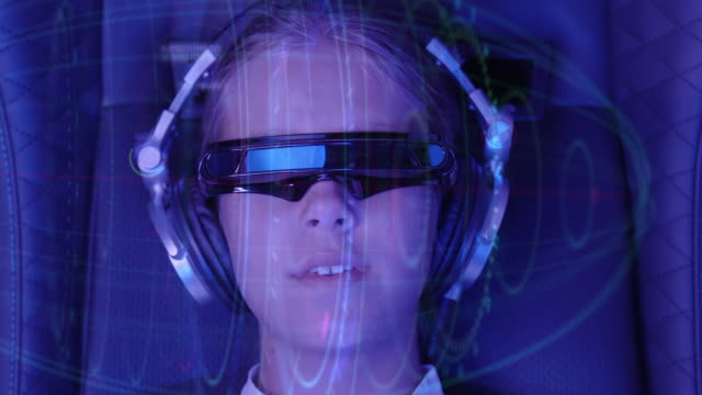 Junge-kaukasische-Mädchen-setzt-auf-Augmented-Reality-futuristische-AR-Headset.