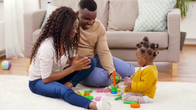 afrikanische-Familie-spielt-mit-Baby-Tochter-zu-Hause