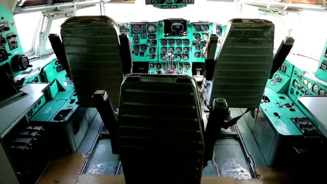 Dentro-de-la-cabina-de-los-aviones-antiguos