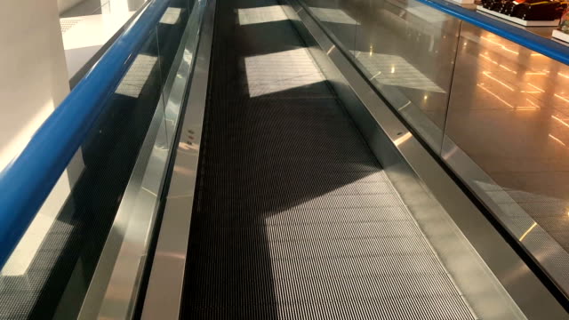 Escalator-en-la-terminal-del-aeropuerto-internacional