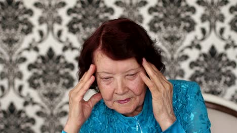 Portrait-of-old-woman-with-a-headache,-close-up.