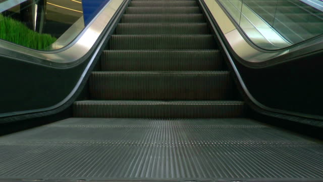 Rolltreppe-wenige-Schritte