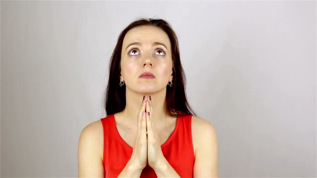 Eine-junge-schöne-Frau-betet,-Gott-um-Hilfe-zu-bitten