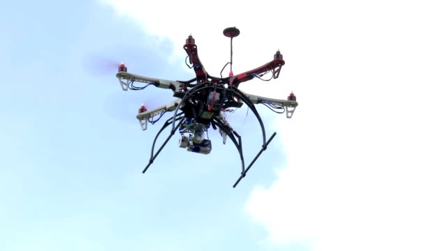 Drohne-fliegen-in-der-Luft