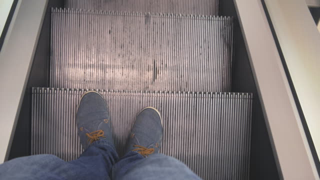 ein-Mann-steigt-auf-einer-Rolltreppe