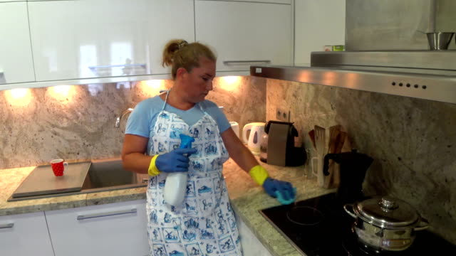 Müde-Hausfrau,-die-Reinigung-der-Küche