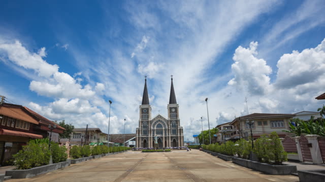 Moving-clound-on-sky-and-The-Cathedral-of-the-Immaculate-Conception-is-a-Roman-Catholic-Diocese-of-Chanthaburi,-Timelapse