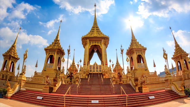 El-crematorio-real-de-rey-Bhumibol-Adulyadej,-Tailandia-4K-Time-Lapse-(zoom-out)