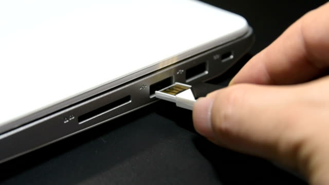 Und-Ausstecken-des-USB-Flash-Speicher-mit-dem-Laptop-pc-Computer.