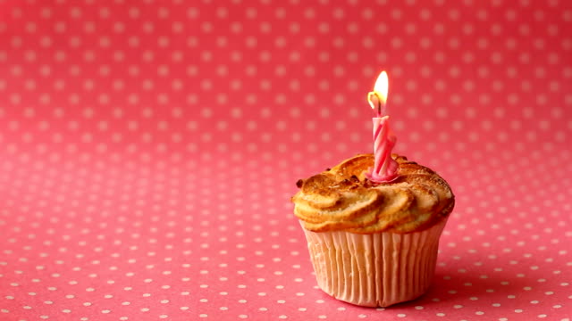 Cupcake-with-burning-candle.-Time-lapse-video