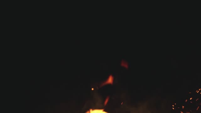 Feuer-Flammen-mit-Funken-vom-Lagerfeuer-auf-schwarzem-Hintergrund