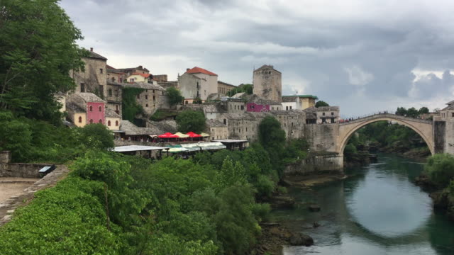 Historische-Stadt-von-Mostar-mit-der-berühmten-alten-Brücke-(Stari-Most)-an-einem-bewölkten-Tag,-Bosnien-und-Herzegowina