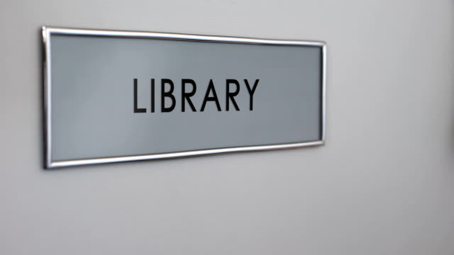 Bibliothek-Bürotür,-Hand-klopfen,-Universitätsausbildung,-Bücher-Sammlung