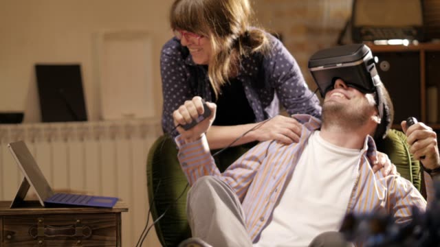 Friends-playing-Virtual-reality