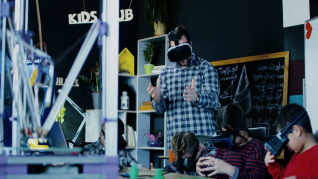 Kinder-mit-Lehrer-Erkundung-VR-Technologie