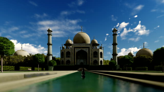 Taj-Mahal-contra-el-cielo-azul,-timelapse,-zoom