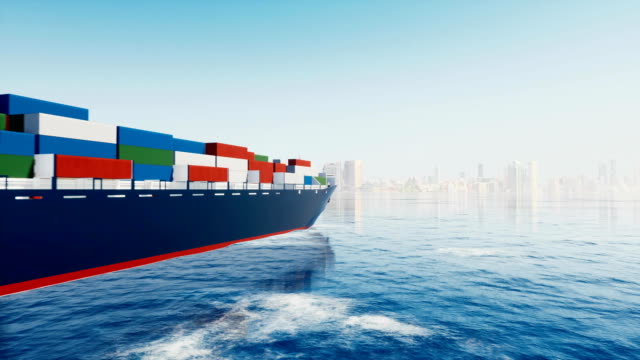 Container-Frachtschiff-und-große-Hafenstadt-am-Horizont