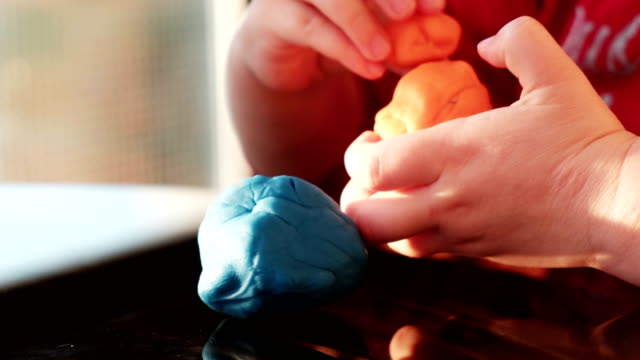 Plastilin-Hände-des-Babys-spielen-mit-Ton-Playdought-Modellierung