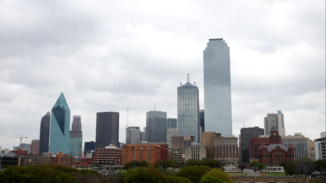 Zeitraffer-der-Sturm-Wolken-bewegen-über-Downtown-Dallas-Gebäude