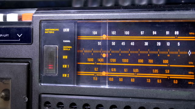 Analoge-Radio-Dial-Abstimmfrequenz-auf-Skala-von-Vintage-Receiver