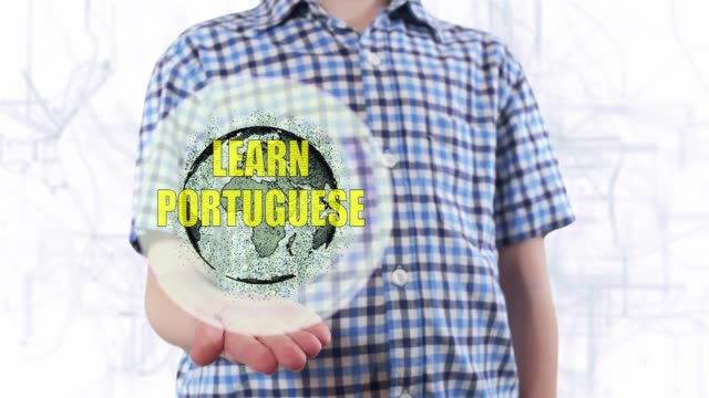 Junger-Mann-zeigt-ein-Hologramm-des-Planeten-Erde-und-Text-lernen-Portugiesisch