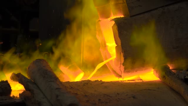 Metallproduktion.-Das-flüssige-Metall-in-Strömen-aus-dem-Ofen,-die-heiße-Flüssigkeit-ist-sehr-gefährlich