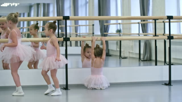 Mädchen-warten-auf-Ballett-Unterricht