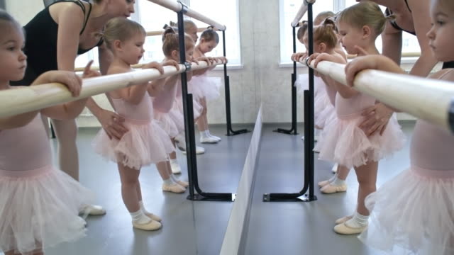 Kleine-Tänzer-im-Ballett-Klasse